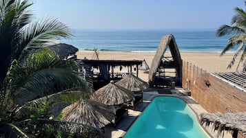 Ulkouima-allas, aurinkovarjoja, aurinkotuoleja