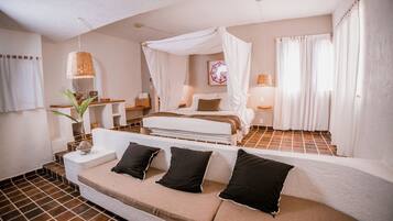 Habitación, vista parcial al mar | Área de sala de estar