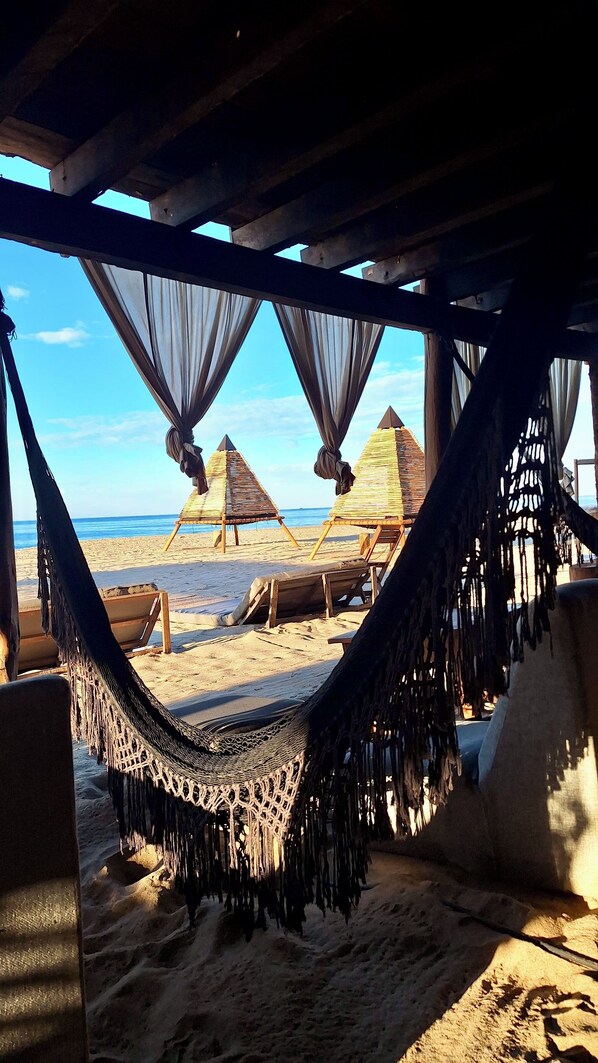 On the beach, beach massages - Hotel BaXar (Acapulco)