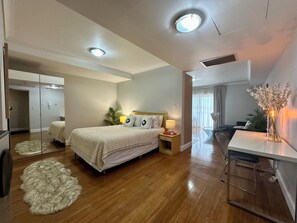 Studio Standar, Bebas Asap Rokok, balkon | Area keluarga | Televisi LCD 50-inci dengan saluran TV digital dan TV