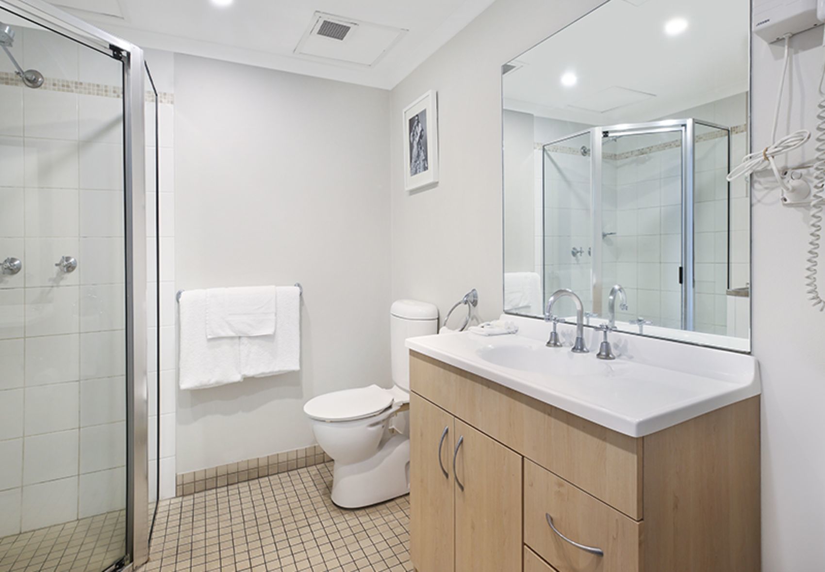 Sydney Airport Suites — image 9