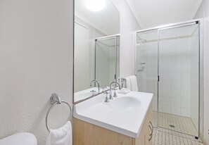 Shower, free toiletries, hair dryer, towels - Sydney Airport Suites (Mascot)