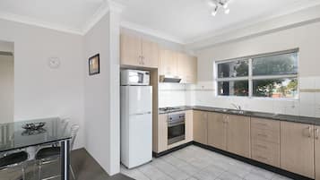 Full-sized fridge, oven, stovetop, coffee/tea maker