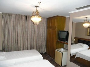 Minibar, Zimmersafe, Schreibtisch, kostenloses WLAN