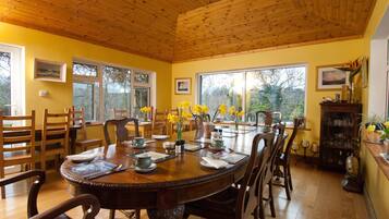 Petit déjeuner complet compris tous les jours