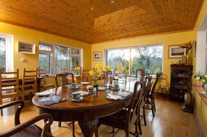 Petit déjeuner complet compris tous les jours