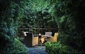 Indoor pool, seasonal outdoor pool, pool loungers - Crowne Plaza Chengdu Panda Garden by IHG - Near Panda Base (Chengdu)