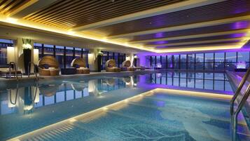 Una piscina techada, una piscina al aire libre de temporada