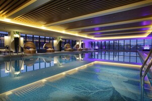 Indendørs pool, sæsonbestemt udendørs pool, liggestole