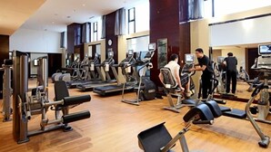 A gym with multiple treadmills, elliptical machines, and weight stations. - Crowne Plaza Chengdu Panda Garden by IHG - Near Panda Base (Chengdu)