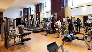A gym with multiple treadmills, elliptical machines, and weight stations. - Crowne Plaza Chengdu Panda Garden by IHG - Near Panda Base (Chengdu)