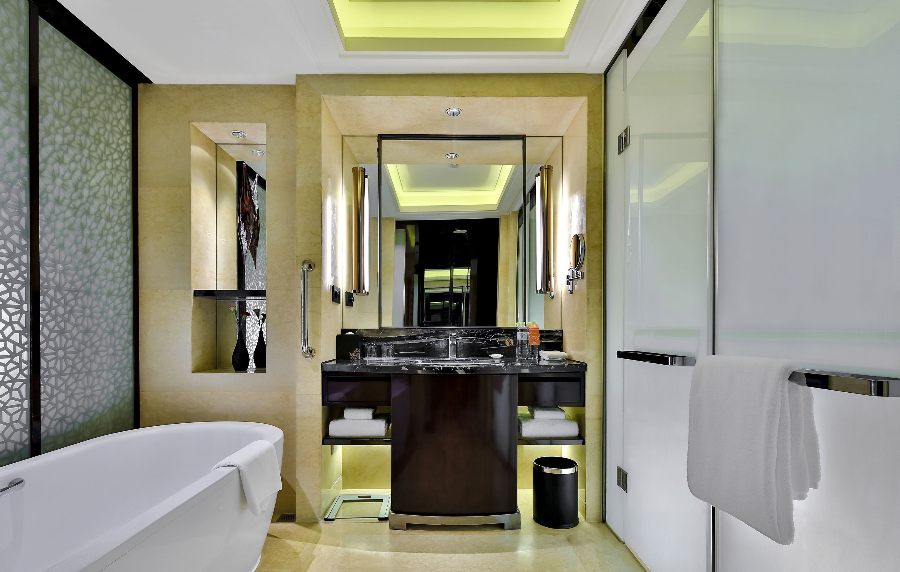 Combined shower/bathtub, free toiletries, bathrobes, slippers