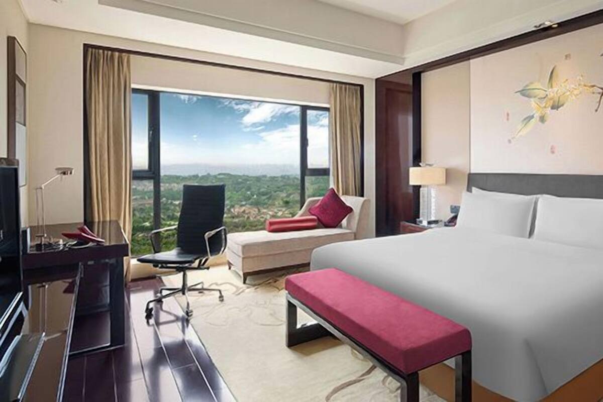 Standard Room, 1 King Bed | Minibar, in-room safe, desk, blackout drapes