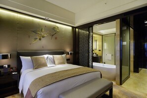 Deluxe Room, 1 King Bed, Non Smoking | Minibar, in-room safe, desk, blackout curtains