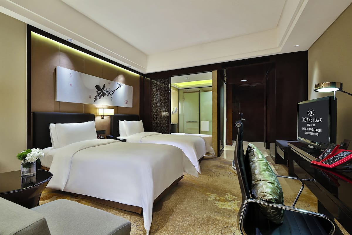Standard Room, 2 Twin Beds | 1 bedroom, minibar, in-room safe, desk