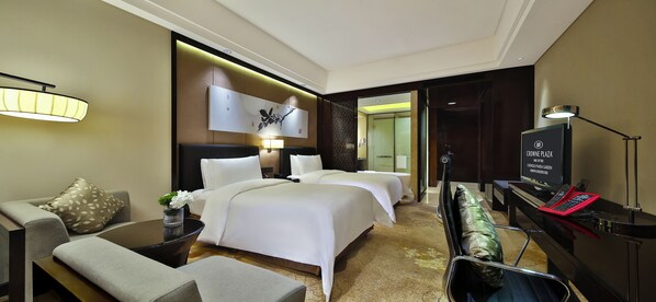 A hotel room with a bed, a desk, a TV, and a lamp. - Crowne Plaza Chengdu Panda Garden by IHG - Near Panda Base (Chengdu)