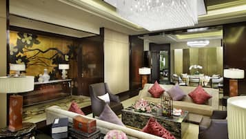 Bar mini, peti besi dalam bilik, meja, langsir/tirai gelap terus