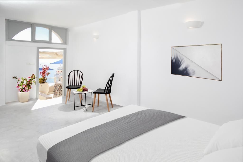 executive room | minibar, in-room safe, desk, blackout curtains