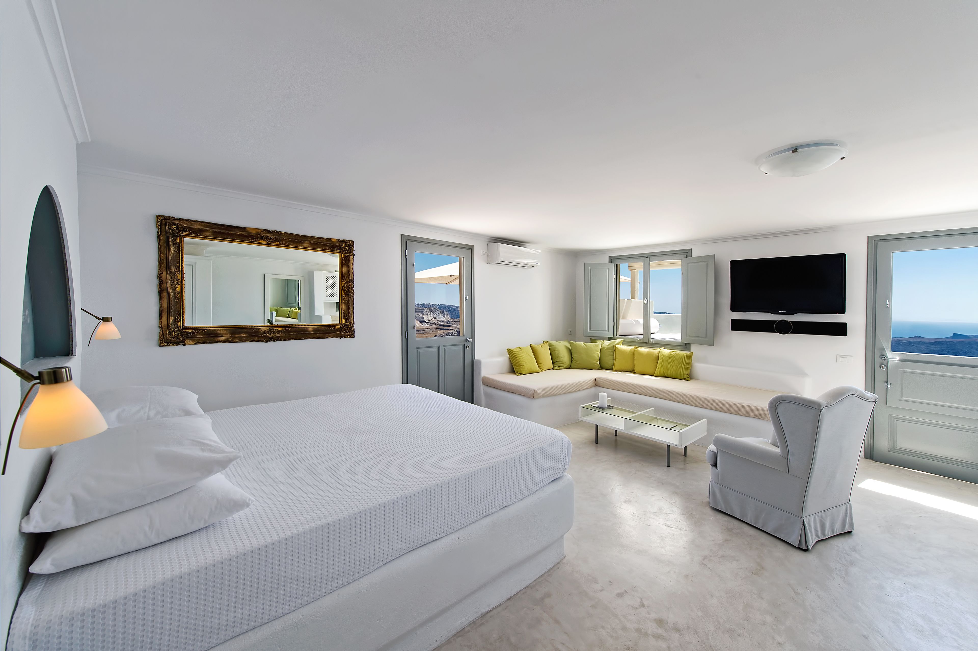 grand studio suite, hot tub, sea view | minibar, in-room safe, desk, blackout curtains