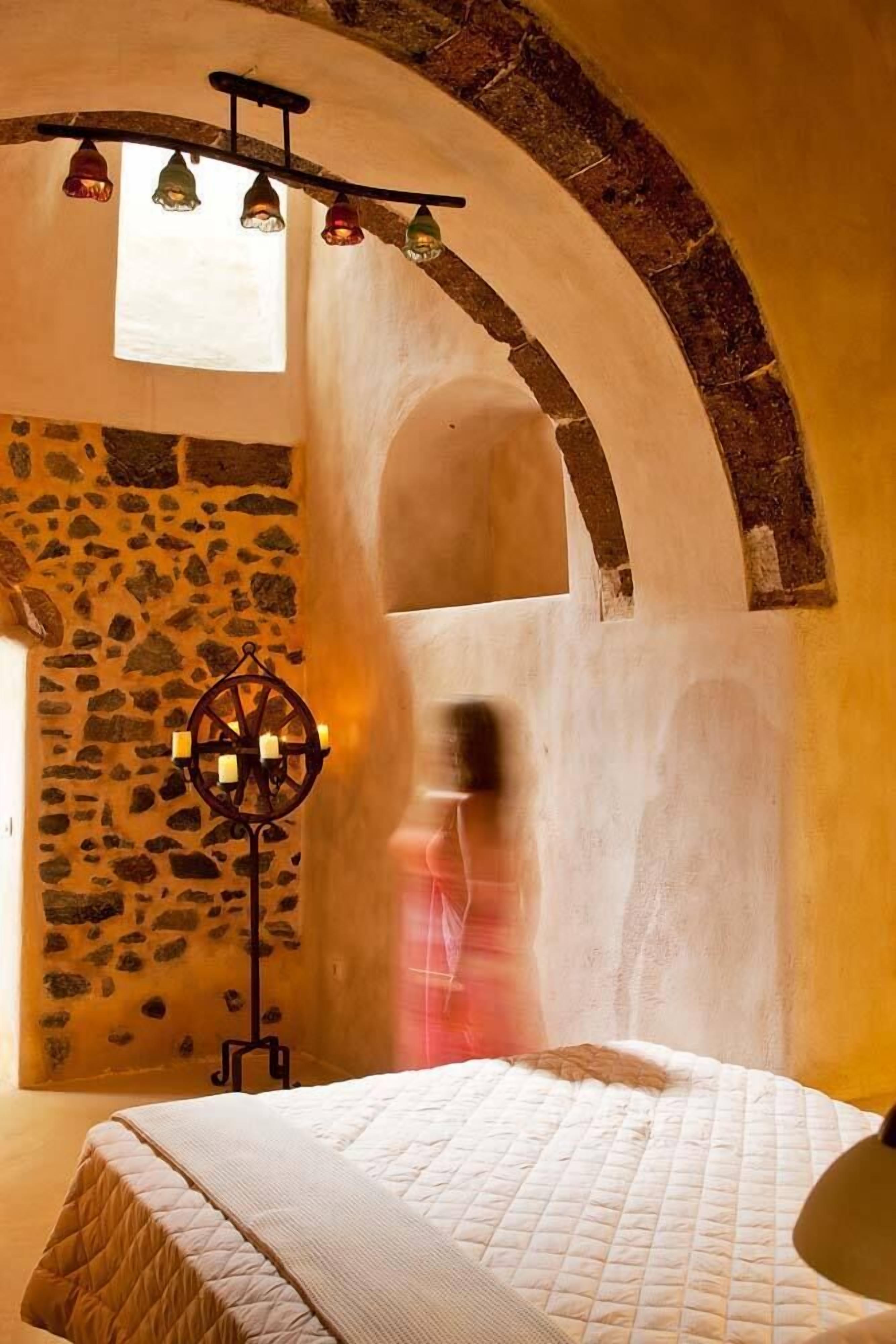 honeymoon suite | minibar, in-room safe, desk, blackout curtains