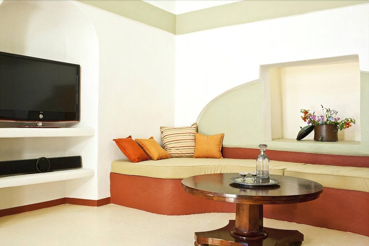 Honeymoon Suite | Premium bedding, minibar, in-room safe, desk