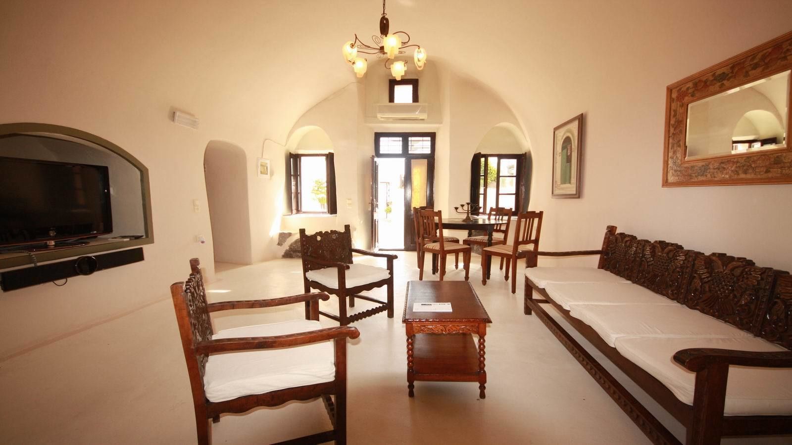 senior suite | living area | 32-inch tv with satellite channels, dvd player