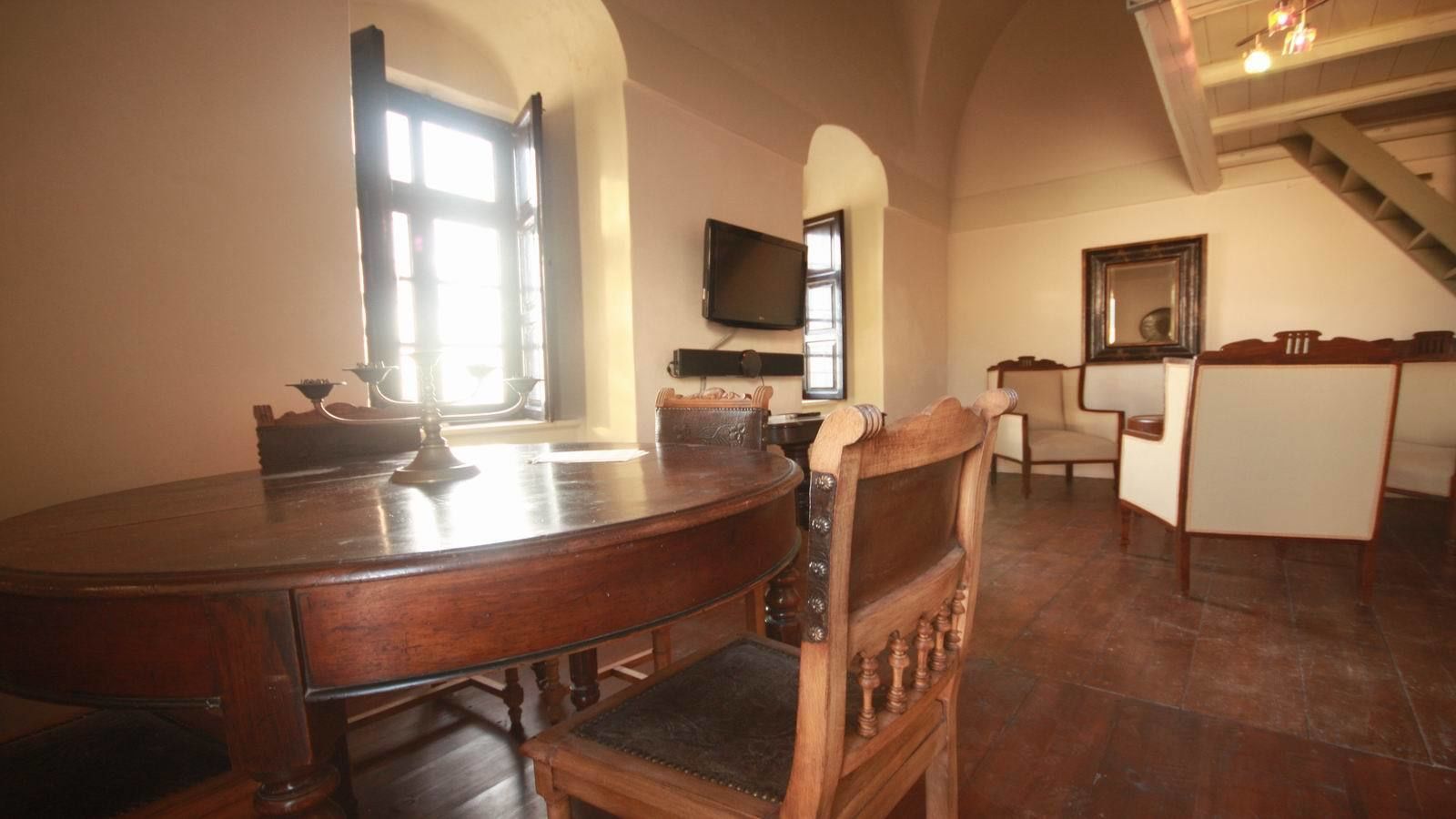 honeymoon suite | living area | 32-inch tv with satellite channels, dvd player