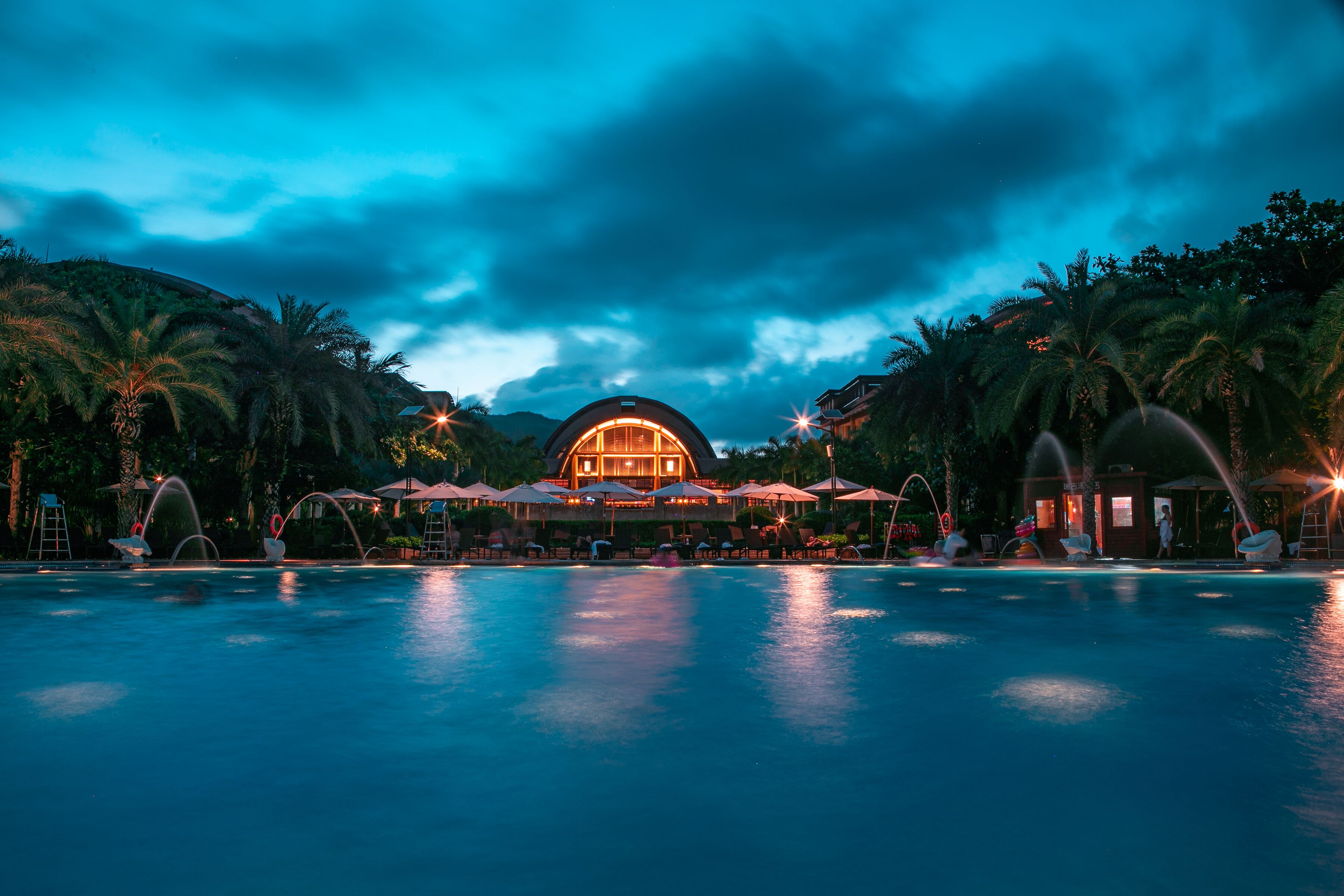 2 outdoor pools