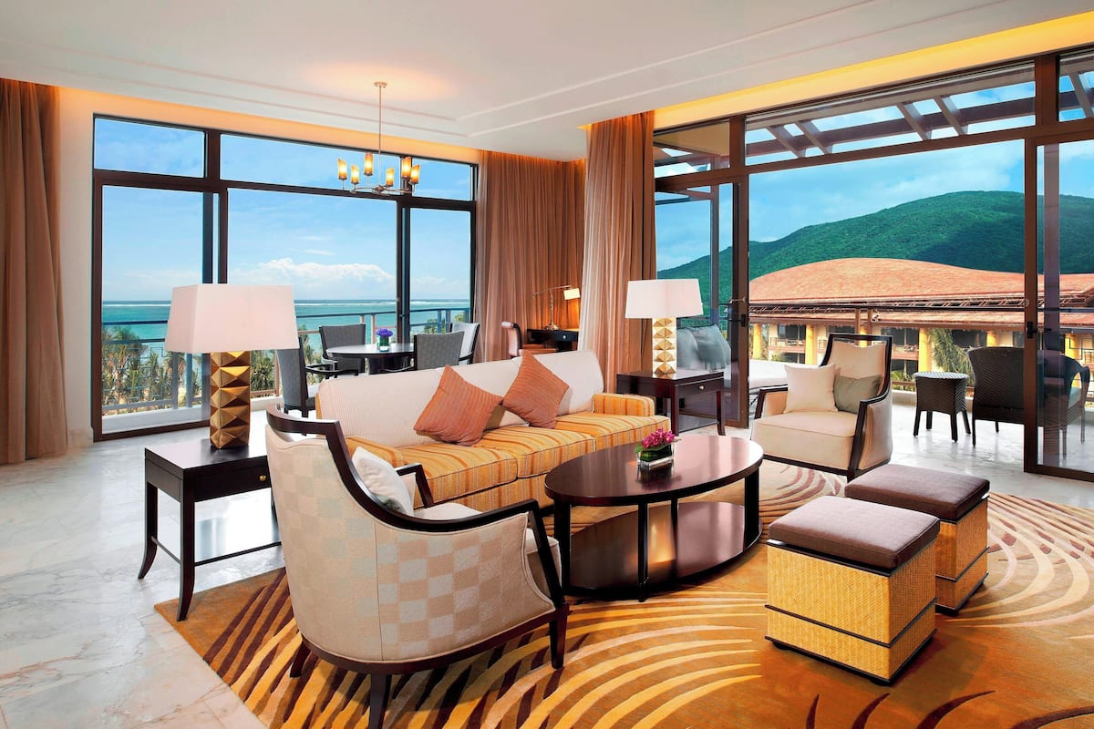 suite, 1 bedroom, balcony, ocean view | living room | 46-inch lcd tv with satellite channels, tv, dvd player