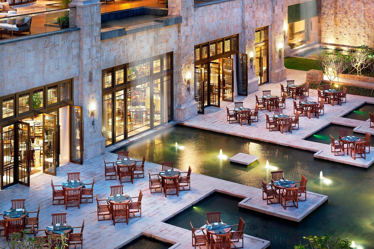 4 restaurants, breakfast, lunch, dinner served; seafood