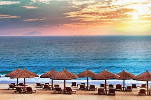 On the beach, white sand, beach umbrellas, beach towels - The St. Regis Sanya Yalong Bay Resort (Sanya)
