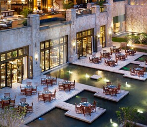 Un bar situé sur le toit, avec une terrasse et une piscine.