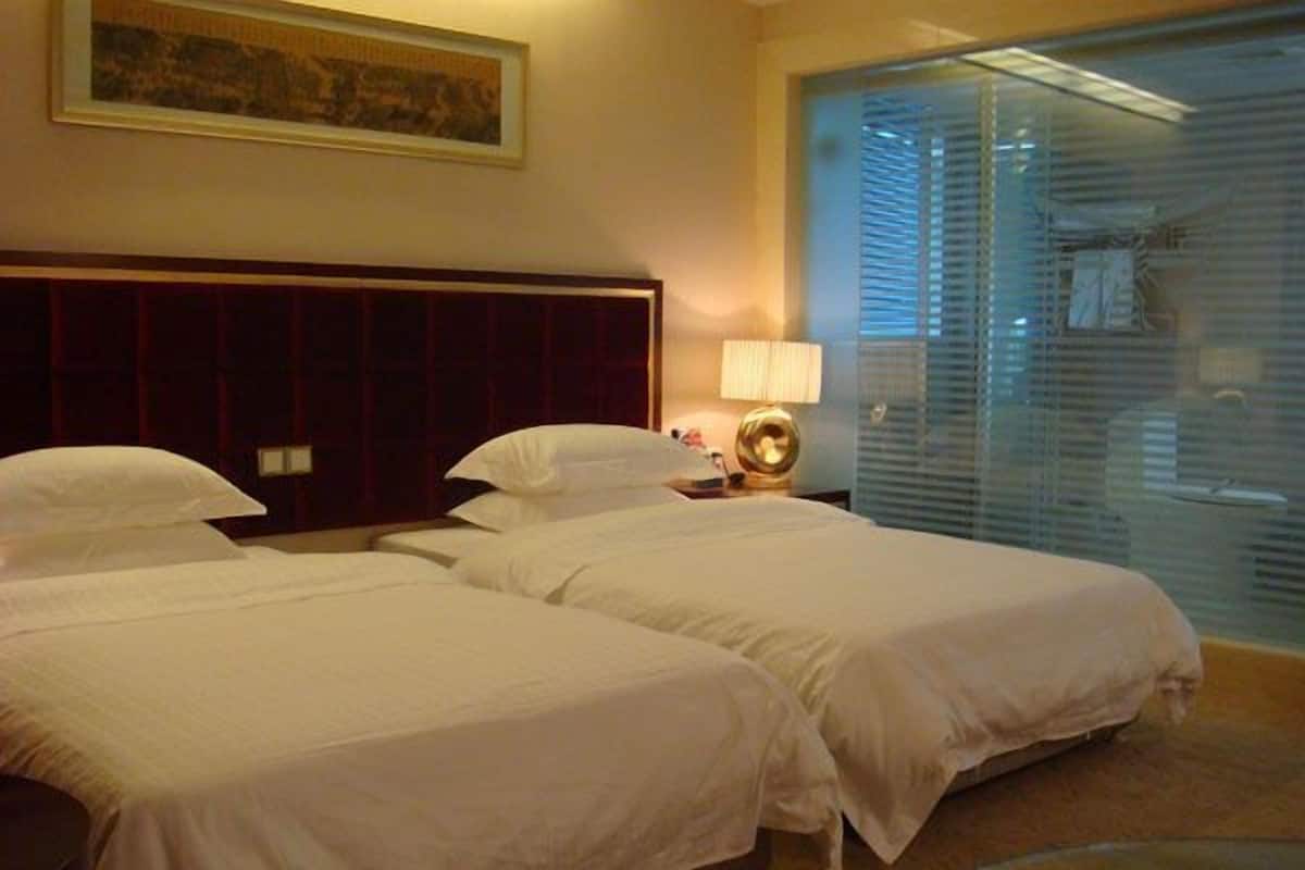 Deluxe Room | Minibar, desk, soundproofing, free wired internet