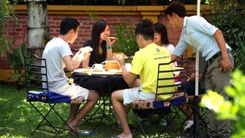 Aperto a colazione, cucina internazionale, con vista sul giardino