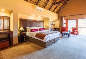 华丽套房 | 高档床上用品、迷你吧、客房内保险箱、办公桌