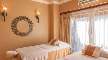 Couples treatment room(s), sauna, hot tub, steam room, body treatments