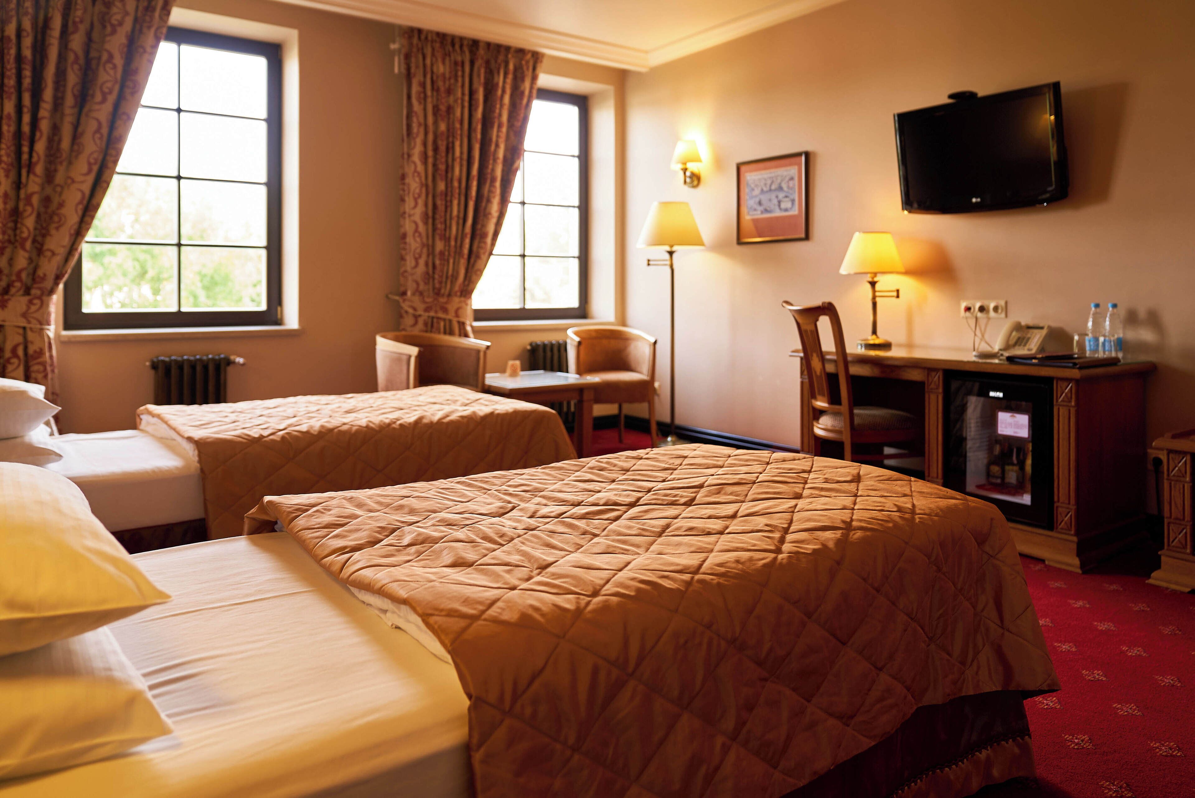 Dobbelt- eller tomannsrom – standard, 1 soverom | Minibar, safe på rommet, skrivebord og blendingsgardiner