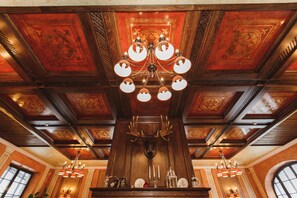 Breakfast, lunch, dinner served; international cuisine  - Hermitage Hotel (Brest)