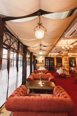 Breakfast, lunch, dinner served; international cuisine  - Hermitage Hotel (Brest)