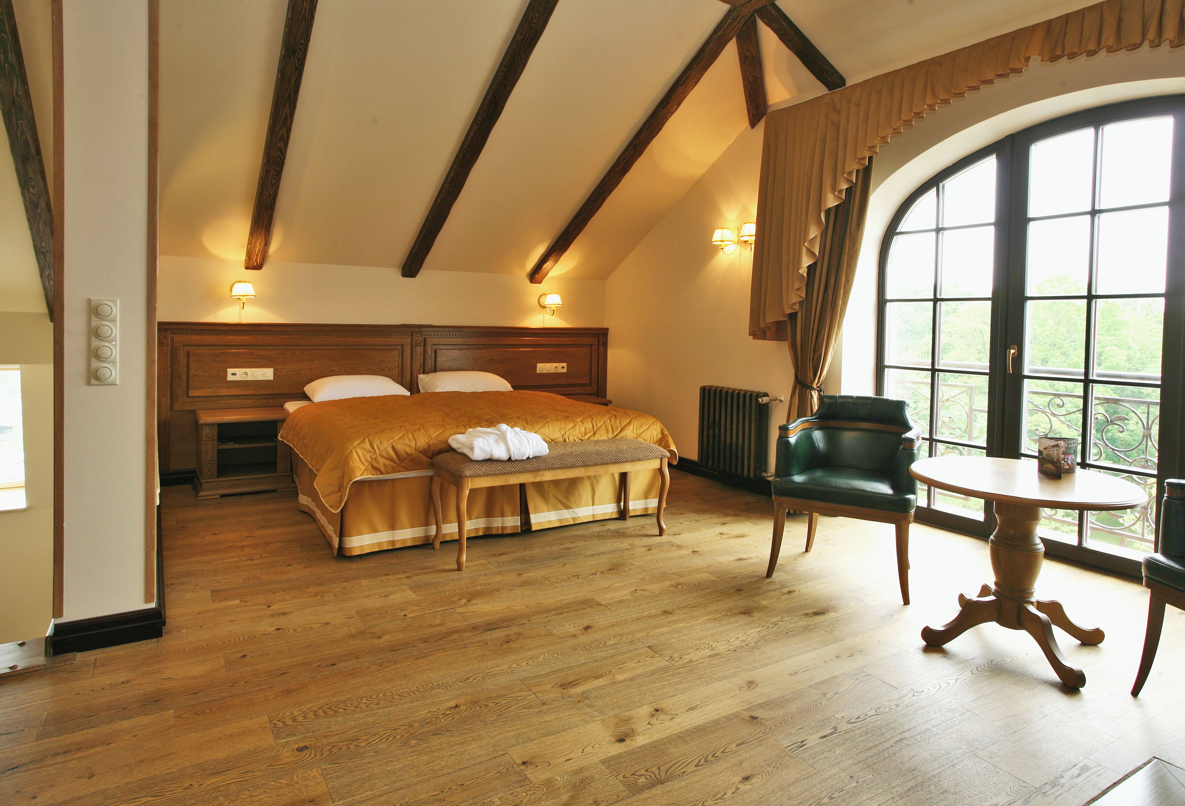 deluxe apartment | minibar, in-room safe, desk, blackout curtains