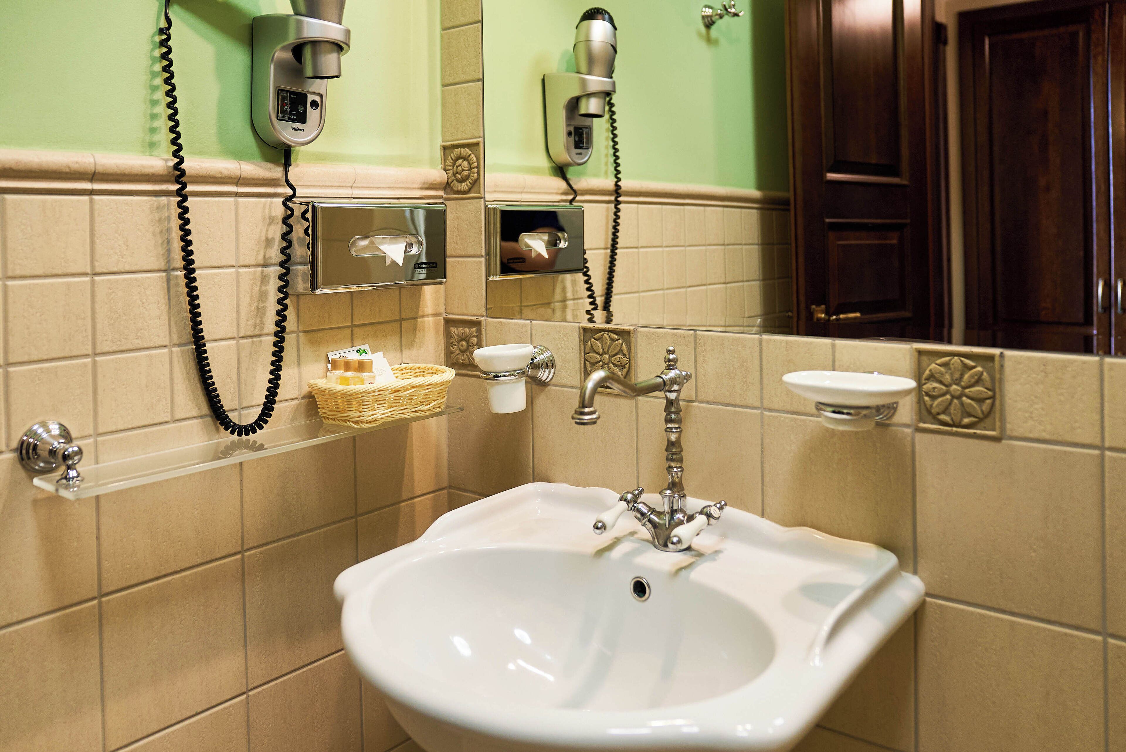 standard double or twin room, 1 bedroom | minibar, in-room safe, desk, blackout curtains