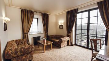 Deluxe-Apartment | Minibar, Zimmersafe, Schreibtisch, Verdunkelungsvorhänge