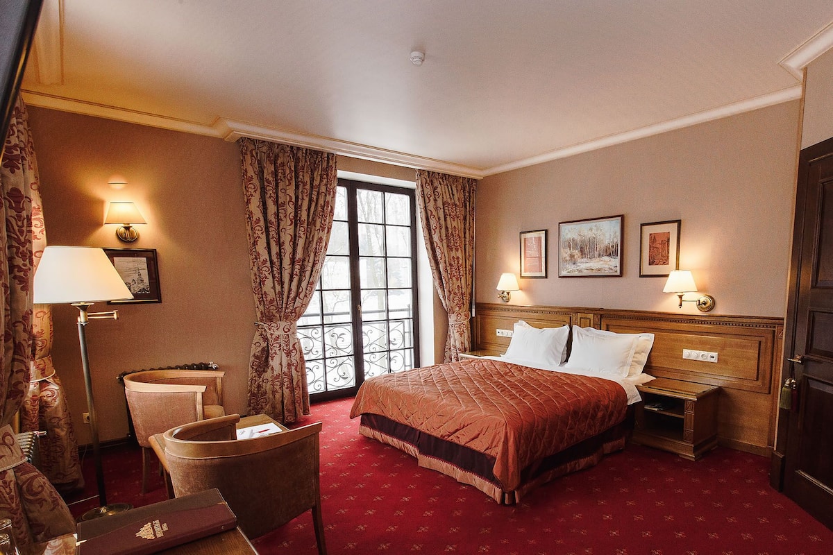 Studio, 1 Bedroom | Minibar, in-room safe, desk, blackout drapes