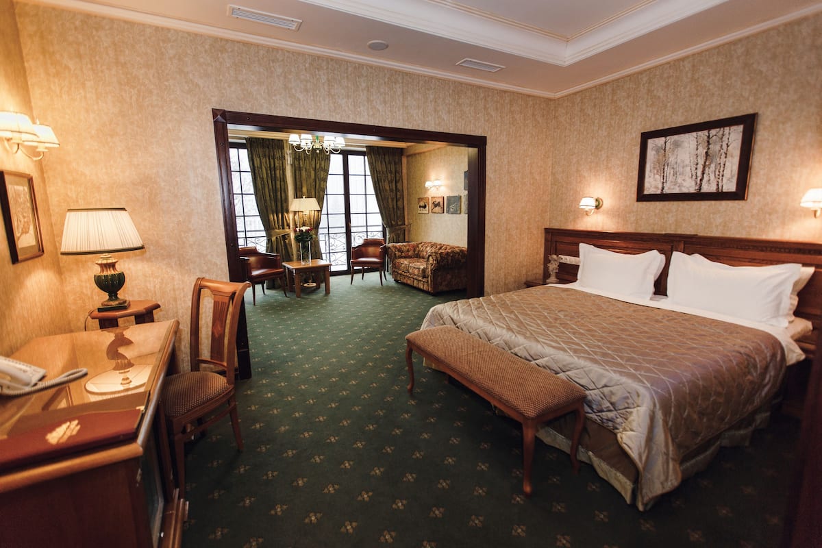 Junior Suite | Minibar, in-room safe, desk, blackout drapes