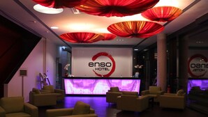 Un espace d’accueil au design moderne, avec un logo bien visible et plusieurs coins salon.