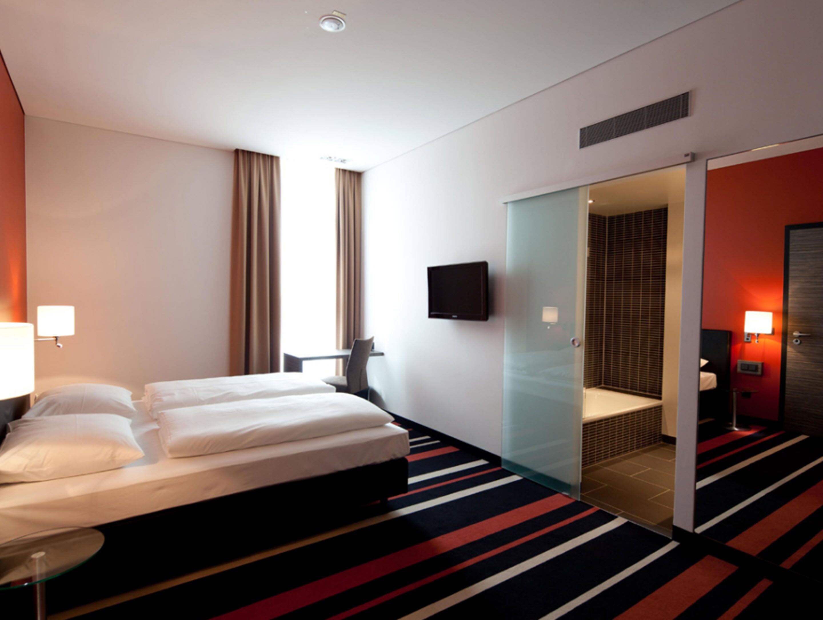 standard double room | 1 bedroom, hypo-allergenic bedding, in-room safe, desk