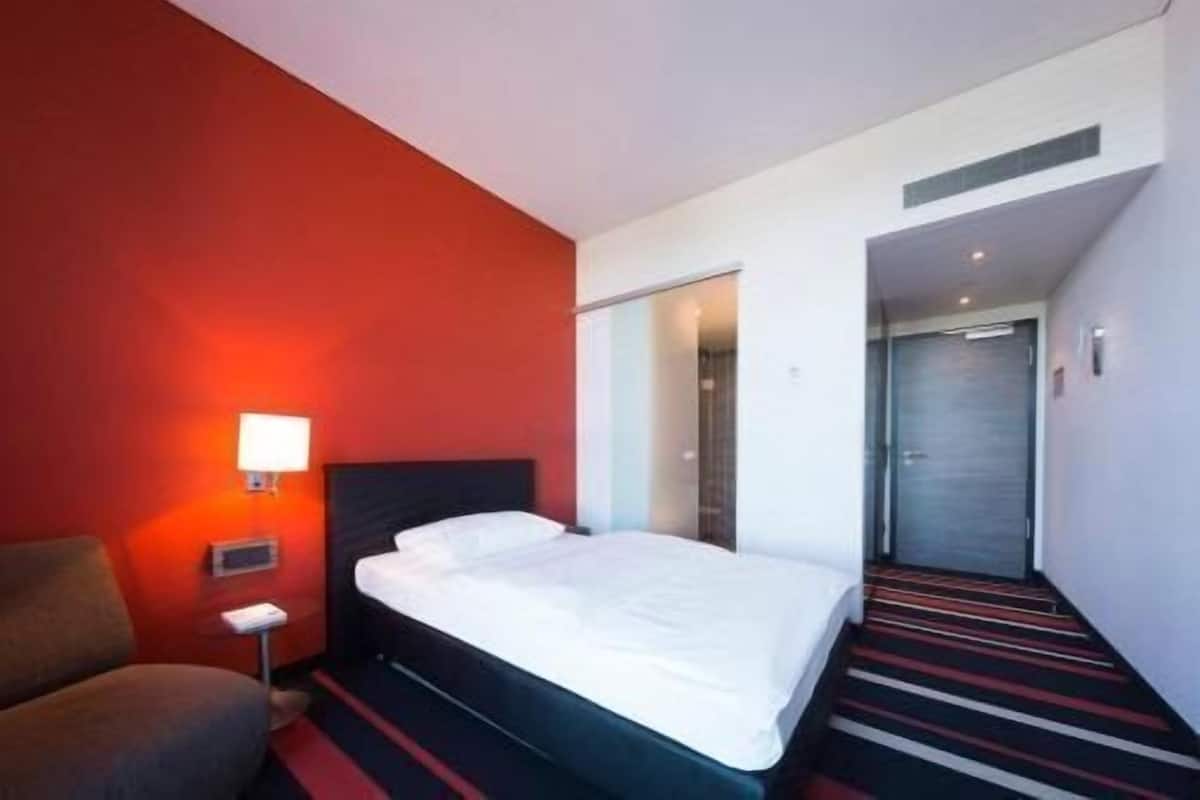 Roupas de cama antialérgicas, cofres nos quartos, escrivaninha