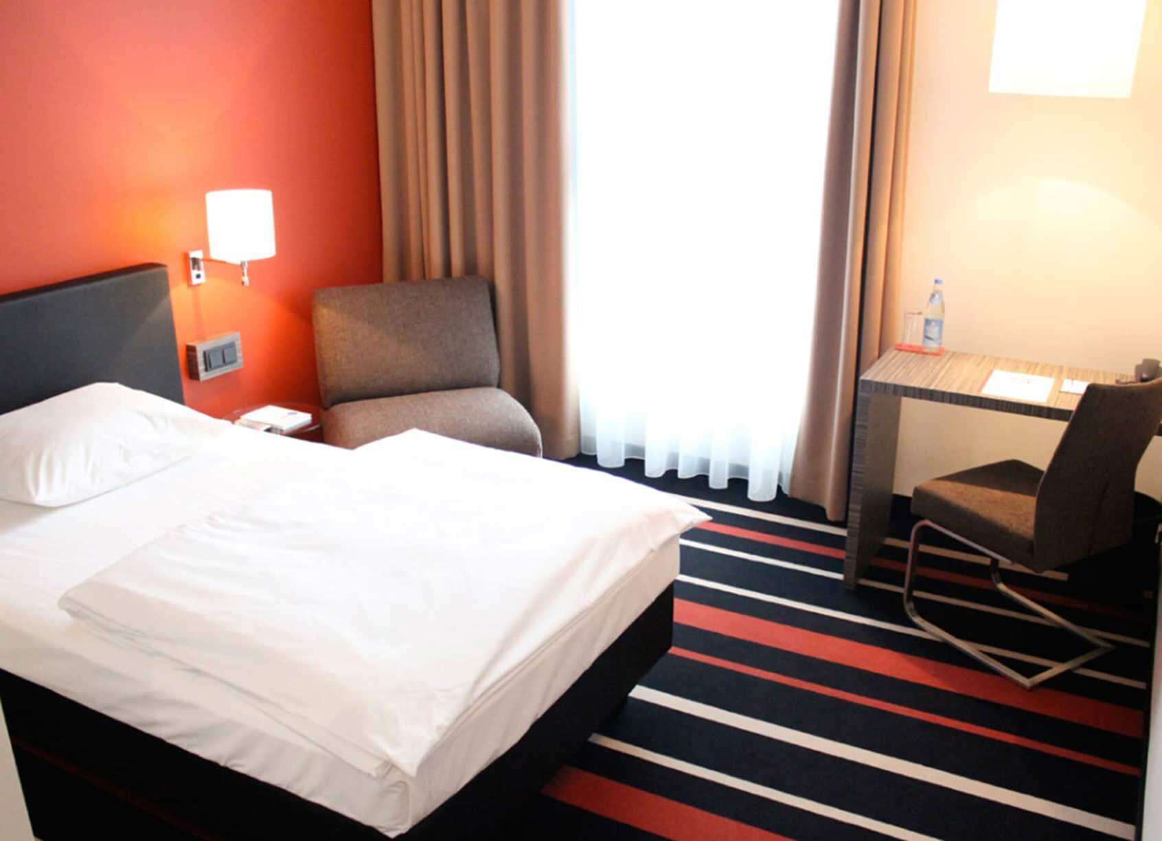 Hypo-allergenic bedding, in-room safe, desk, blackout drapes