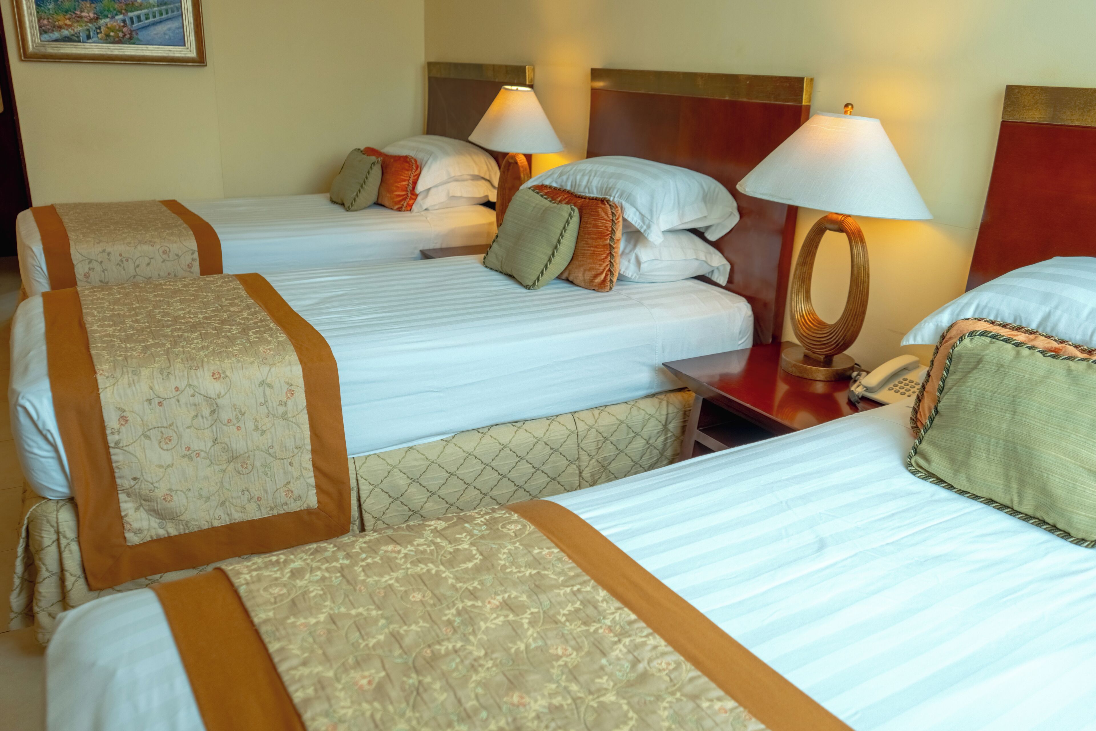 triple room | premium bedding, in-room safe, desk, laptop workspace