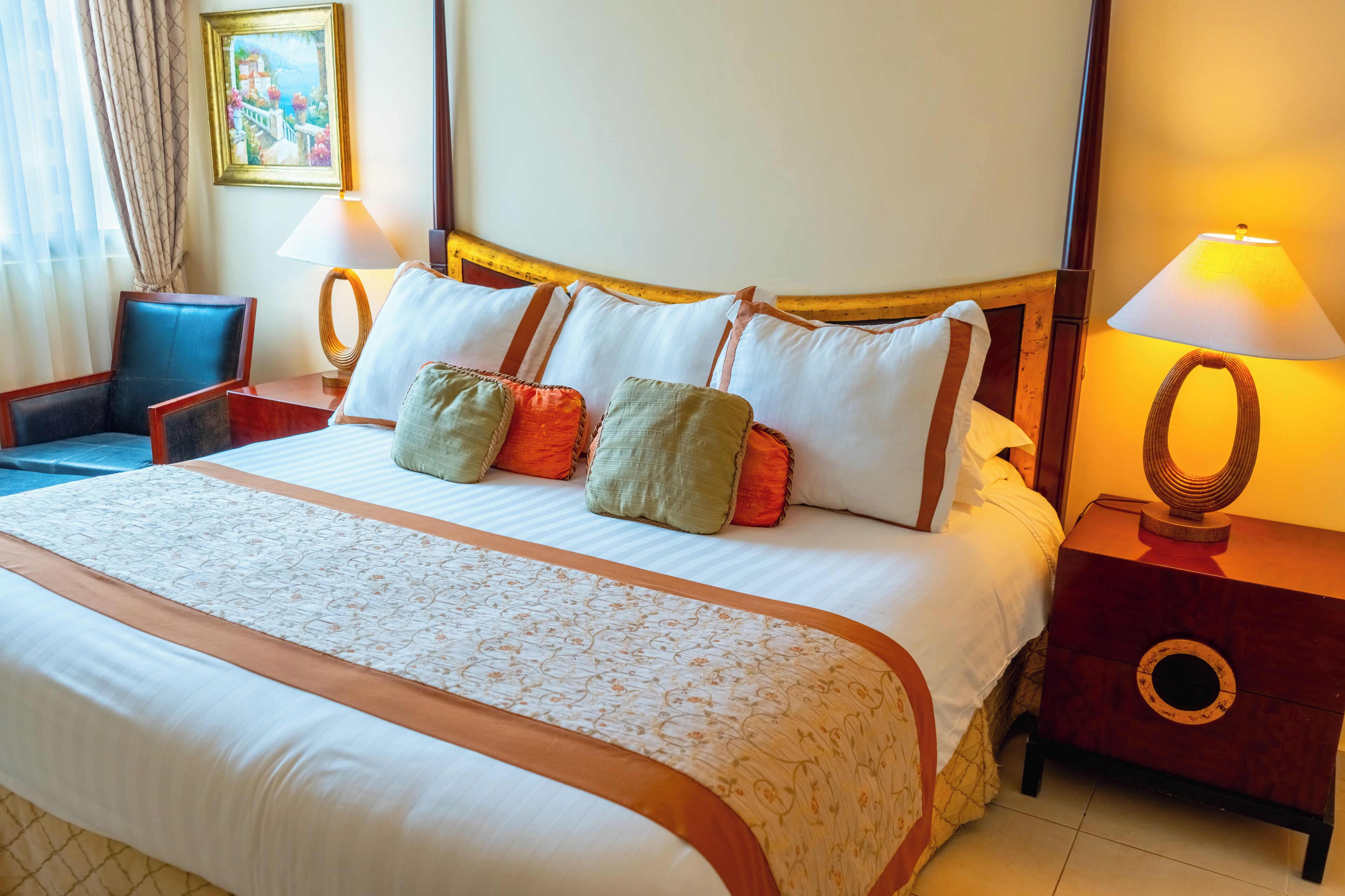 deluxe single room, 1 king bed | premium bedding, in-room safe, desk, laptop workspace